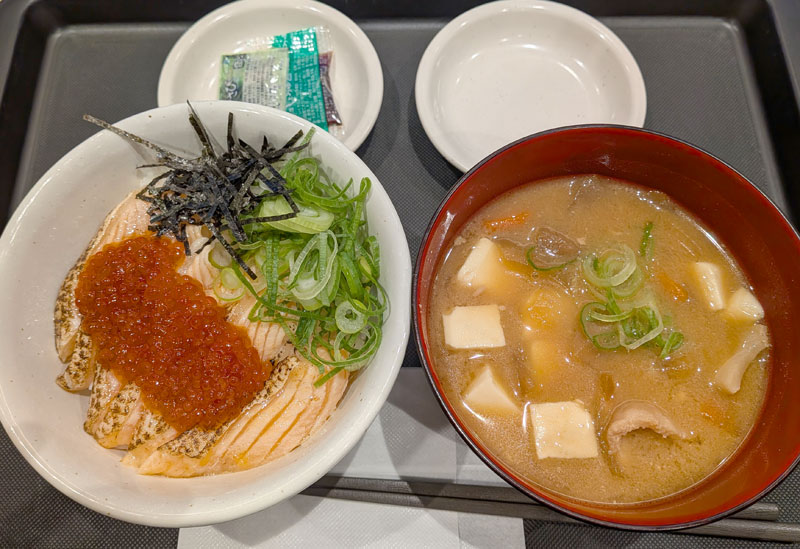 炙りサーモンいくら丼